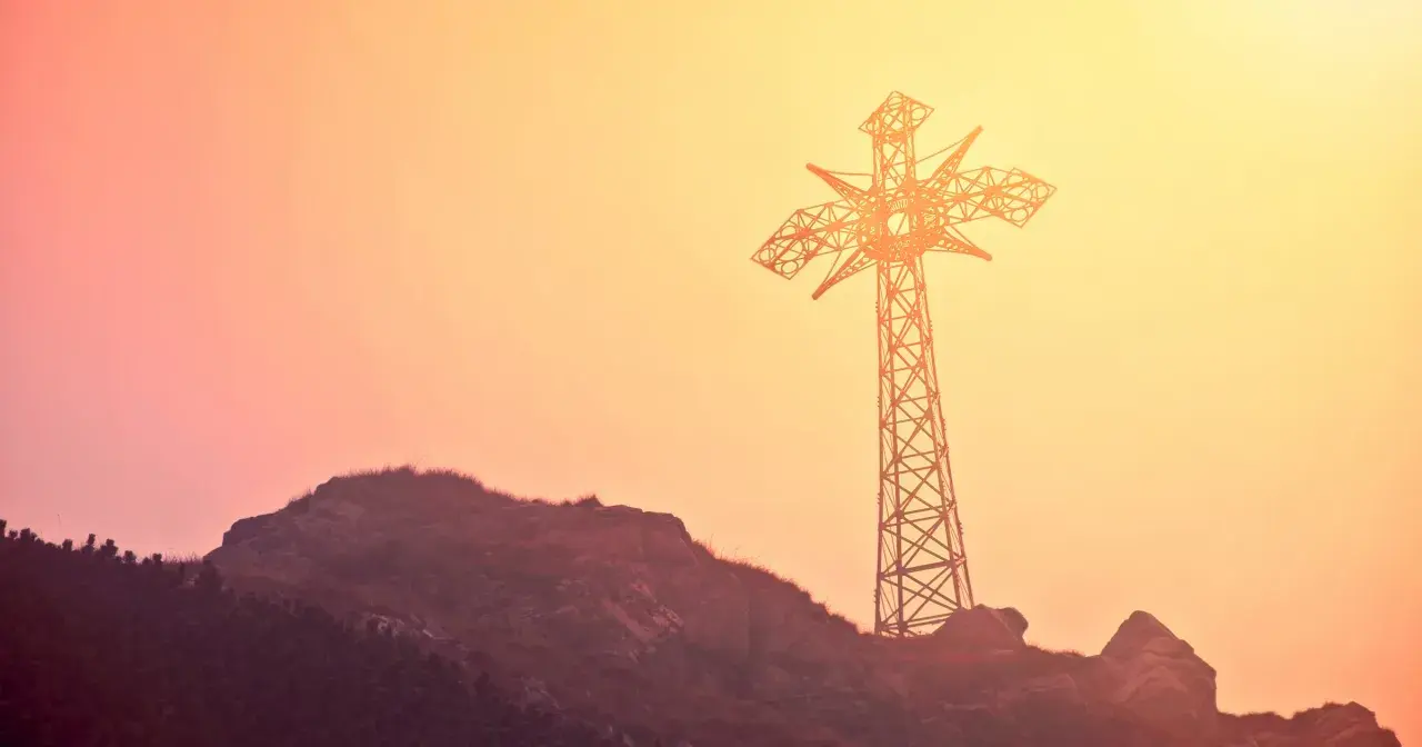 Krzyż na Giewoncie oświetlony? Prawda o nocnym symbolu Tatr