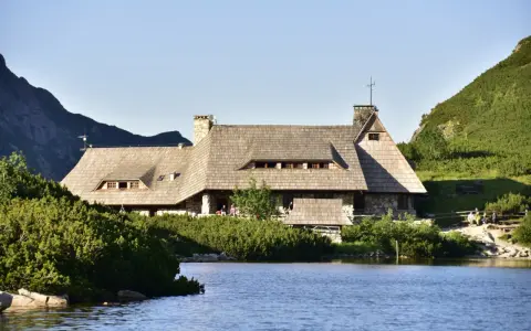 Ile kosztuje nocleg w schronisku? Przewodnik po cenach i zniżkach.