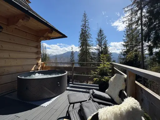 Twój azyl w Tatrach? Domki na wierchu Biały Dunajec z jacuzzi!