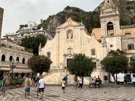 Taormina: Gdzie zjeść jak Sycylijczyk? Uniknij turystycznych pułapek