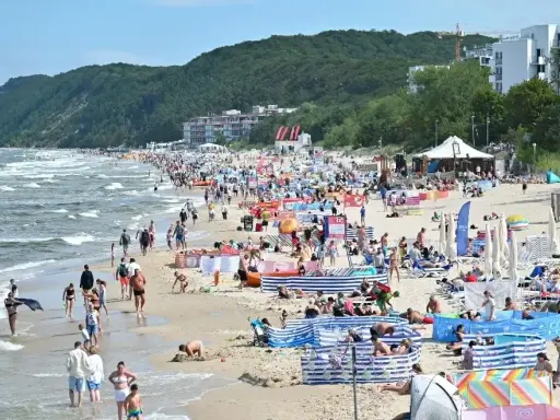 Polskie morze 2026: Ile za nocleg? Uniknij ukrytych kosztów!