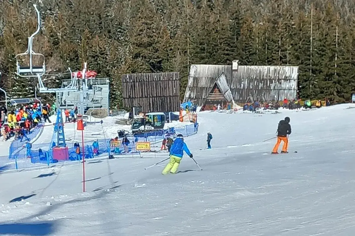 Kasprowy Wierch zimą narciarze